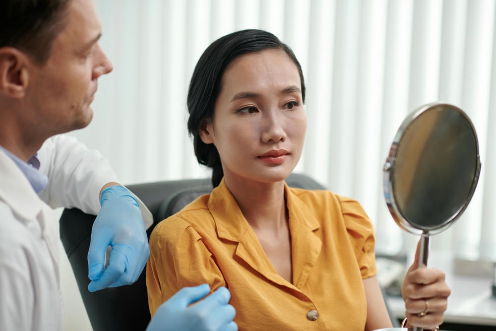 karisma. Người phụ nữ Việt Nam soi gương và hài lòng với chiếc mũi mới sau phẫu thuật