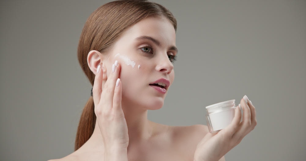 Qua bức ảnh, ta thấy vẻ đẹp của kem đặc trị nám được Lona Skin Lab cung cấp, trong đó chuyên gia da liễu tỉ mỉ phân tích kem trị nám và đánh giá kem trị nám nhằm mang lại hiệu quả tối ưu.