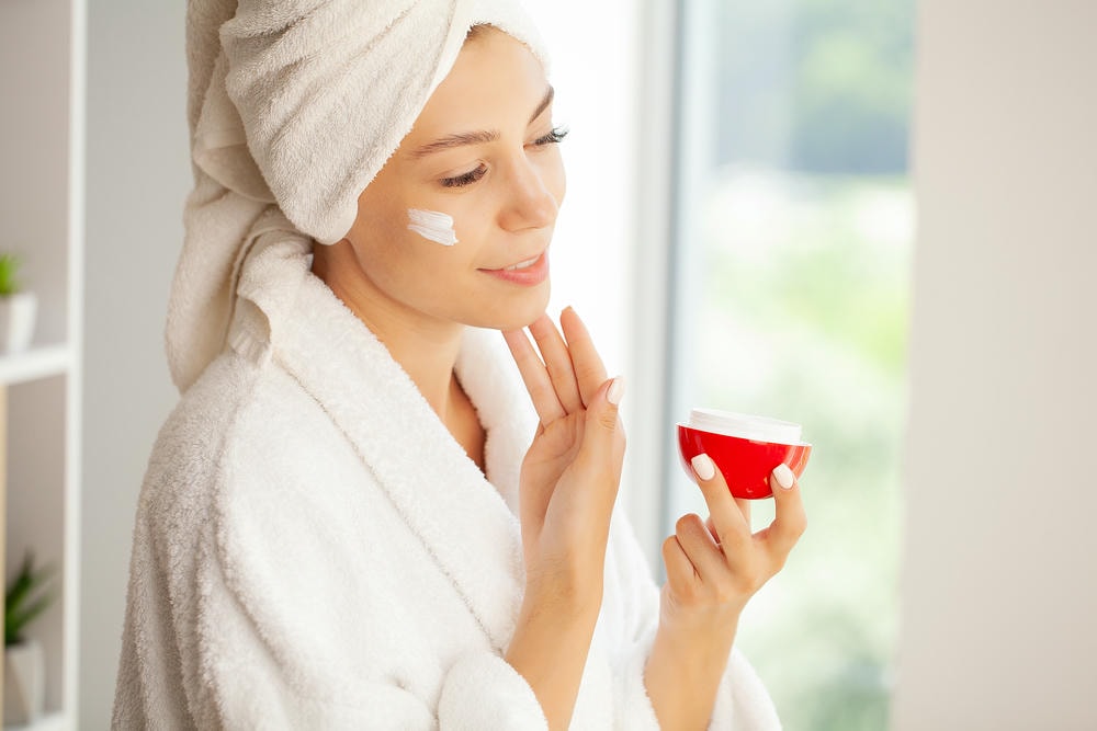 Trong bối cảnh phục hồi da sau mụn, việc sử dụng kem trắng da mặt cùng kem dưỡng trắng da được chuyên gia khuyến cáo để chăm sóc da sau điều trị mụn, đồng thời đảm bảo sản phẩm dưỡng da sau mụn đạt hiệu quả tối ưu. 