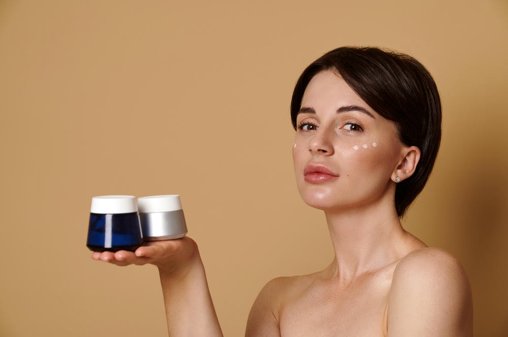 Lấy cảm hứng từ công nghệ kem trị tàn nhang, liệu pháp này kết hợp kem trị nám và kem dưỡng trắng da theo chỉ dẫn của chuyên gia da liễu để làm sáng da tự nhiên, đem lại vẻ đẹp rạng ngời cho người sử dụng.