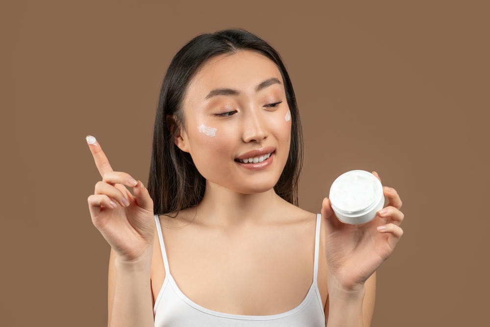 Ảnh được chụp cận cảnh thể hiện tình trạng và quá trình cải thiện Nám Quanh Miệng qua việc sử dụng kem trị nám tiên tiến, giúp phục hồi vẻ đẹp tự nhiên cho vùng da quanh miệng.