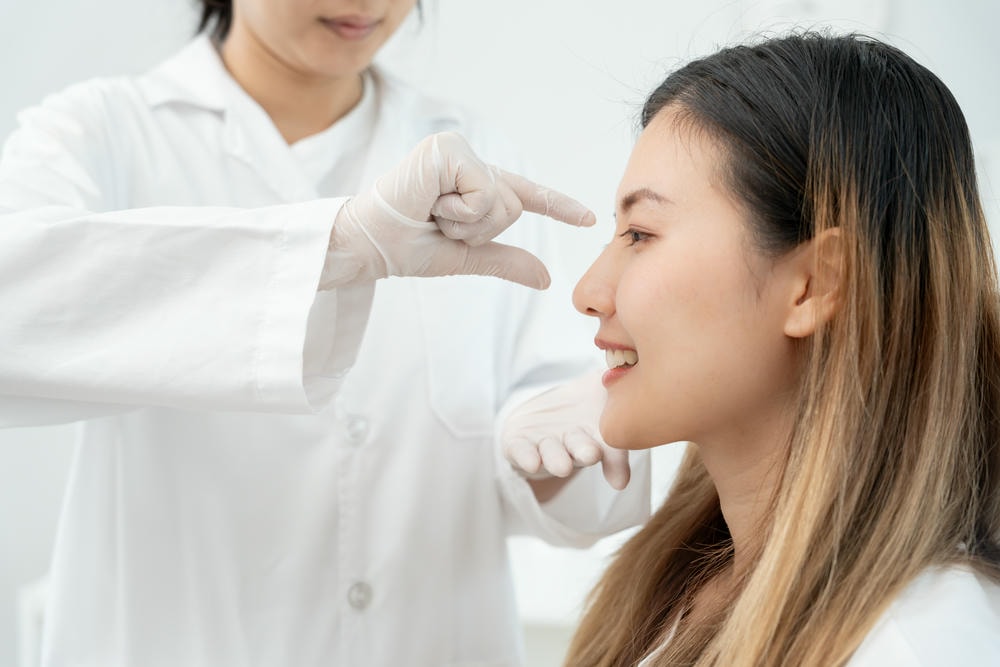 khám da liễu. phẫu thuật thẩm mỹ vẻ đẹp Bác sĩ phẫu thuật hoặc chuyên gia thẩm mỹ chạm vào khuôn mặt người phụ nữ thủ thuật phẫu thuật liên quan đến việc thay đổi hình dạng mũi bác sĩ tiêm để chuẩn bị cho phẫu thuật thẩm mỹ mũi hỗ trợ y tế sức khỏe