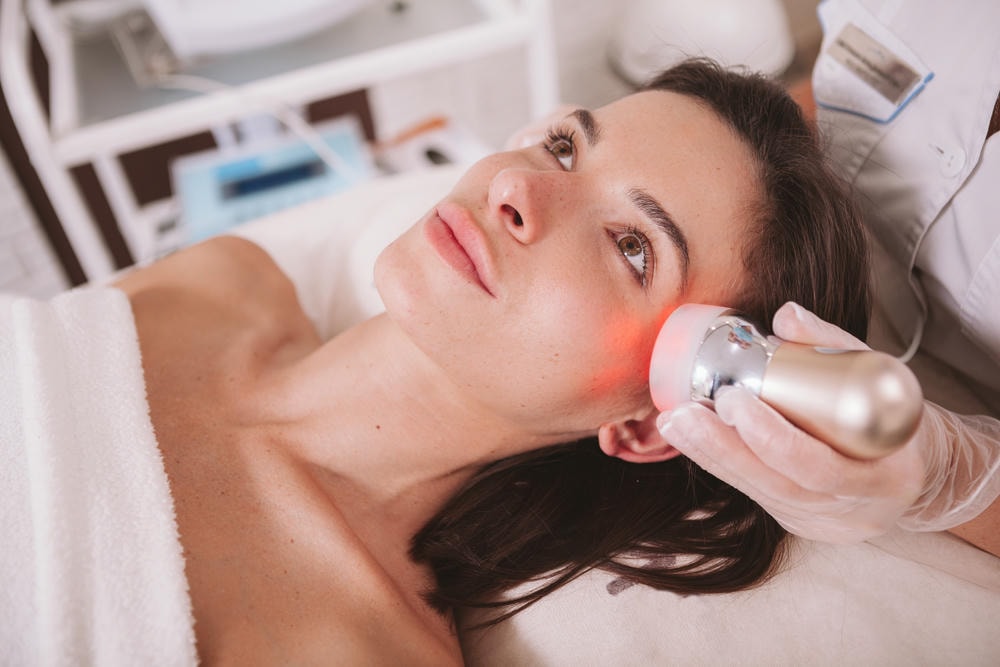 Ảnh minh họa cho một quy trình phục hồi da sau laser, với khuôn mặt sau khi bắn laser thể hiện hiệu quả từ các bước chăm sóc da sau bắn laser, dưỡng ẩm sau bắn laser và chống nắng sau laser nhằm bảo vệ da sau laser và cải thiện sự phục hồi da sau laser.