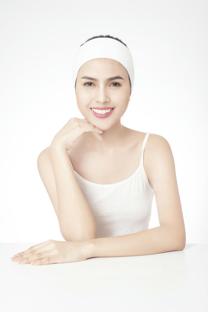 làm trắng da mặt. Chân dung người phụ nữ xinh đẹp trong studio, chăm sóc da