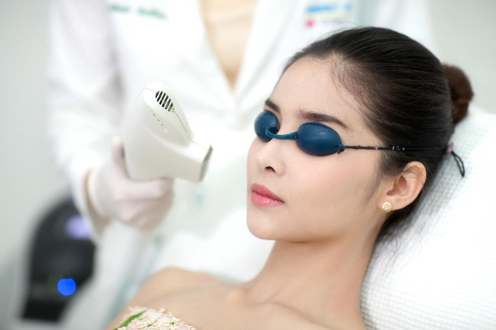 Công nghệ laser trị thâm hiện đại kết hợp phương pháp laser trị thâm chuyên sâu, mang lại hiệu quả laser trị thâm nhanh chóng và hiệu suất cao, qua đó tối ưu chi phí laser trị thâm cho quá trình điều trị da. 