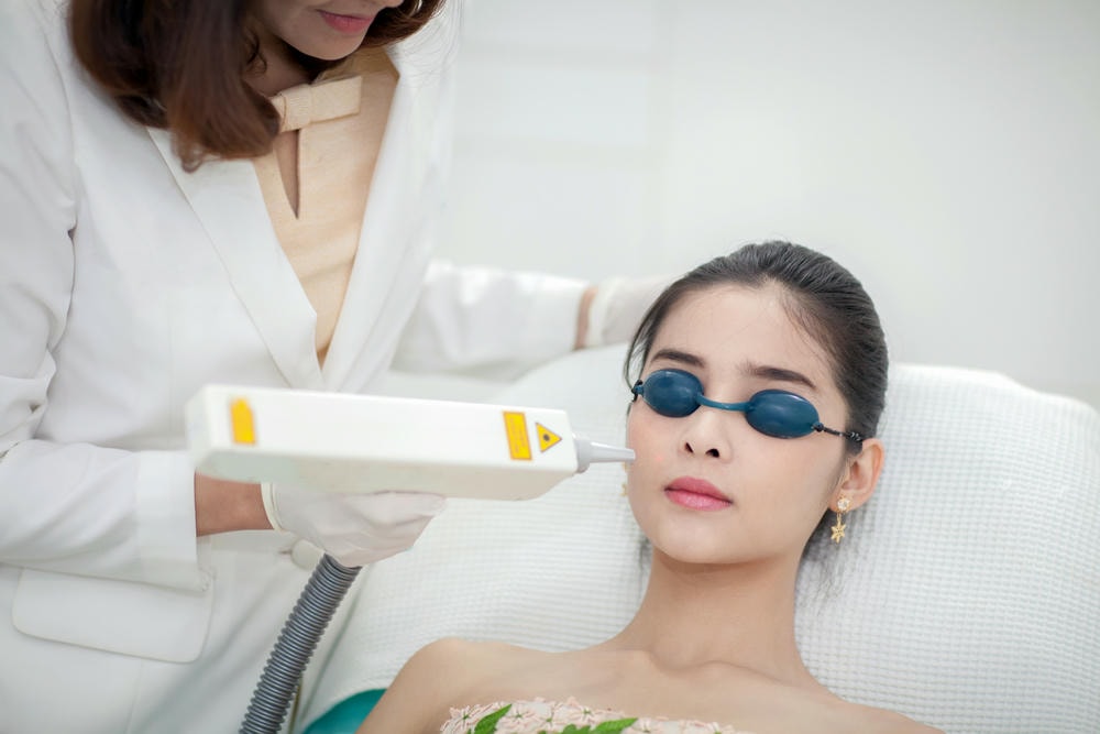 Phương pháp laser trị thâm sử dụng công nghệ laser trị thâm tiên tiến nhằm đạt được hiệu quả laser trị thâm rõ rệt và đảm bảo chi phí laser trị thâm hợp lý, chứng tỏ laser trị thâm là lựa chọn thông minh cho da nhạy cảm. 