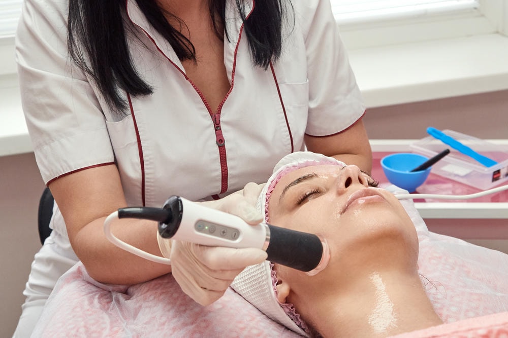 Chuyên gia da liễu thẩm mỹ Lona khuyến nghị cách giảm nọng cằm kết hợp massage giảm nọng cằm chuyên sâu, bài tập giảm nọng cằm thường xuyên và chế độ ăn giảm nọng cằm cân bằng để cải thiện đường nét khuôn mặt.