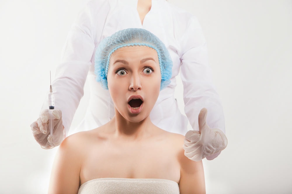 meso là gì. Tiêm thẩm mỹ vào khuôn mặt xinh đẹp của người phụ nữ, cô lập trên nền trắng