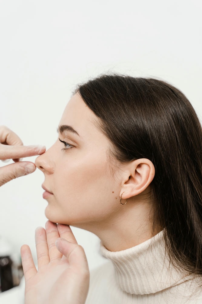 Hình ảnh này minh họa quá trình phẫu thuật thẩm mỹ mũi kết hợp với việc chăm sóc da mũi tỉ mỉ; đây cũng là một giải pháp ủi rãnh mũi hiệu quả khi chuyên gia da liễu khuyên rằng 'ranh ma là gì' và ranh mũi cần được điều trị sớm.