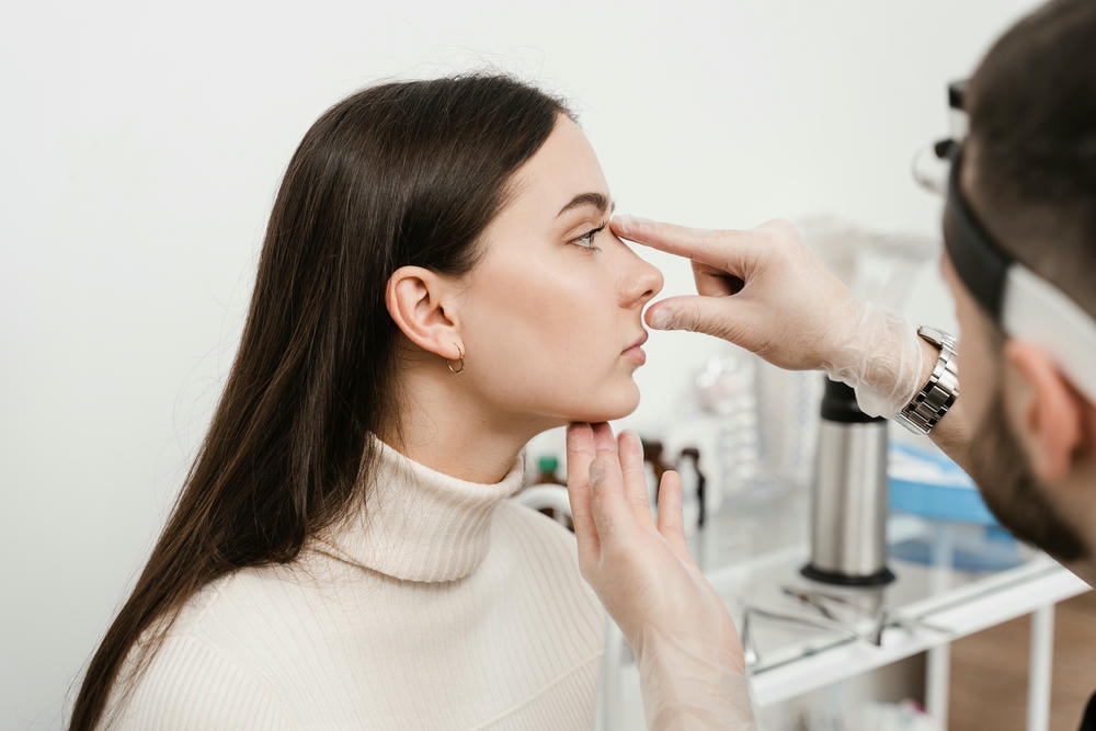 nâng mũi chỉ hiko giá bao nhiêu. Phẫu thuật chỉnh hình vách ngăn là phẫu thuật để điều chỉnh vách ngăn lệch. Nâng mũi là phẫu thuật tạo hình lại mũi để thay đổi diện mạo của mũi và cải thiện hô hấp. Bác sĩ phẫu thuật đang chạm và kiểm tra mũi bệnh nhân trước khi phẫu thuật thẩm mỹ mũi hỗ trợ y tế sức khỏe