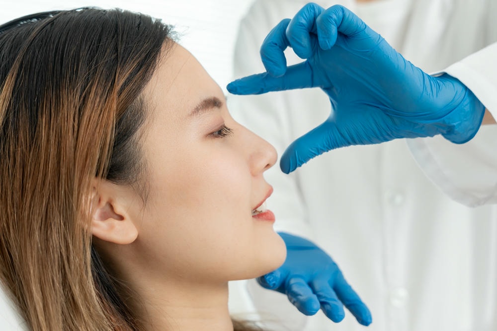 nâng mũi chỉ. phẫu thuật thẩm mỹ sắc đẹp Bác sĩ phẫu thuật hoặc chuyên gia làm đẹp chạm vào khuôn mặt người phụ nữ quy trình phẫu thuật liên quan đến việc thay đổi hình dạng mũi bác sĩ kiểm tra mũi bệnh nhân trước khi phẫu thuật thẩm mỹ mũi hỗ trợ y tế sức khỏe