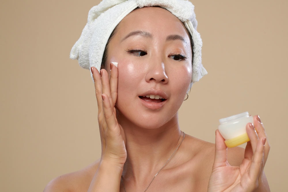Minh họa rõ nét quy trình chăm sóc da mụn, ảnh này làm nổi bật việc nên bôi kem trị mụn trước hay sau serum khi áp dụng thứ tự sử dụng serum và kem trị mụn nhằm đạt cách dùng serum và kem trị mụn hiệu quả.
