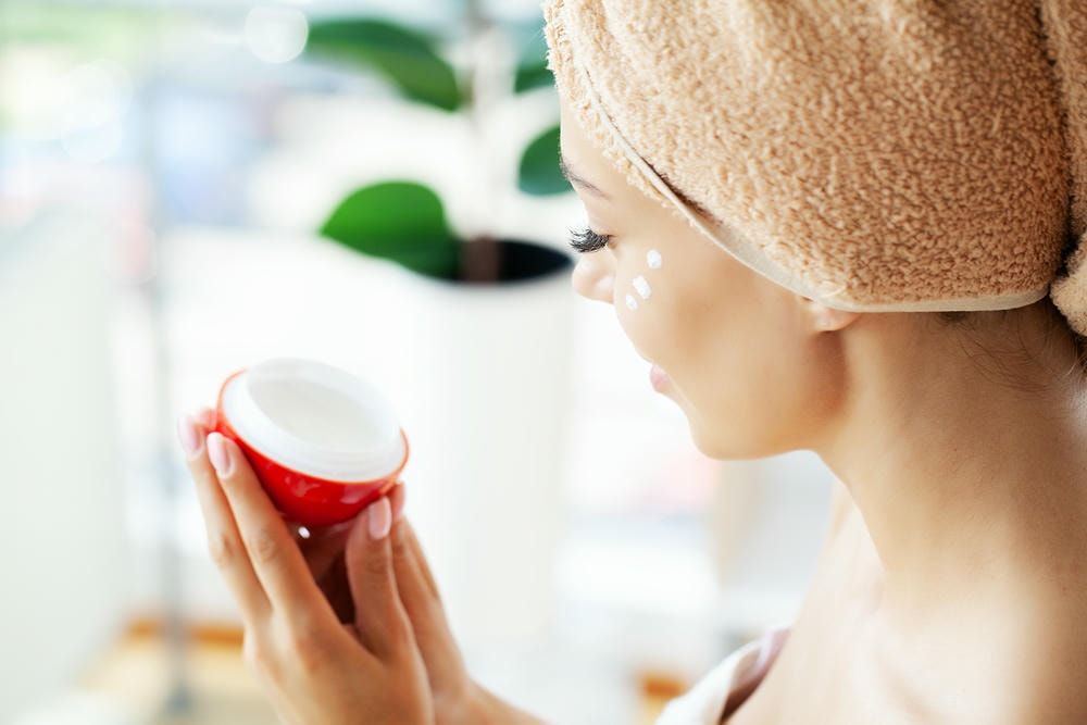 Trình bày sắc nét, hình ảnh này cho thấy cách dùng serum và kem trị mụn hiệu quả qua quy trình chăm sóc da mụn, đồng thời minh họa quá trình sắp xếp lớp sản phẩm chăm sóc da đạt chuẩn.