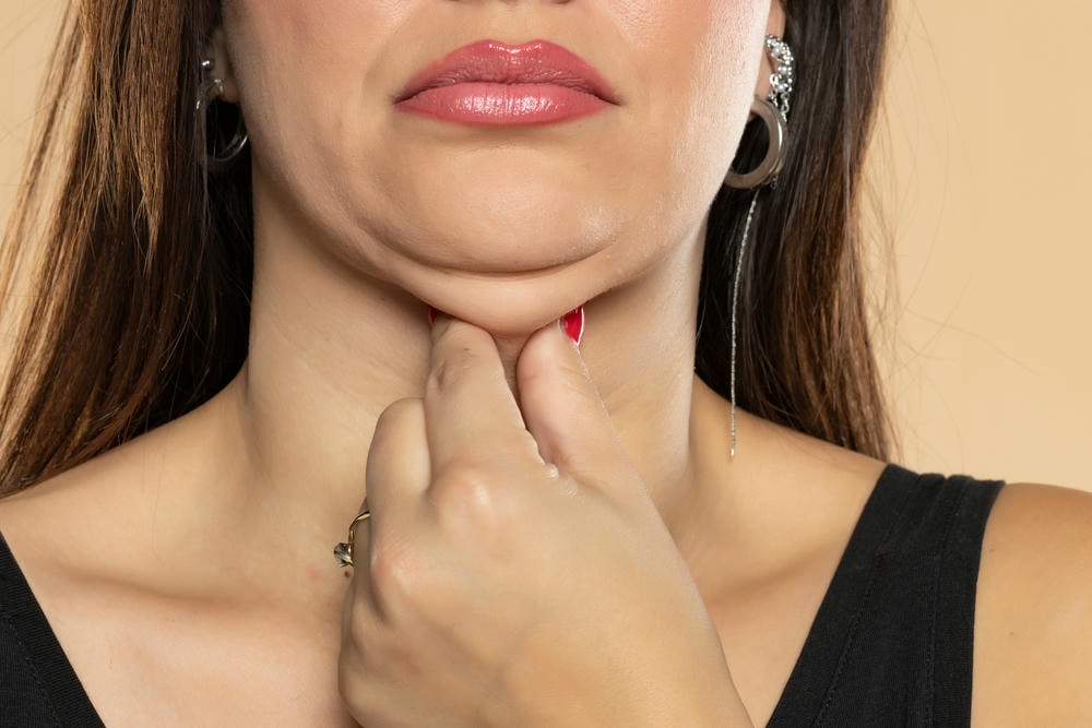 nọng là gì. Ảnh cận cảnh người phụ nữ trẻ chạm vào khái niệm cằm đôi