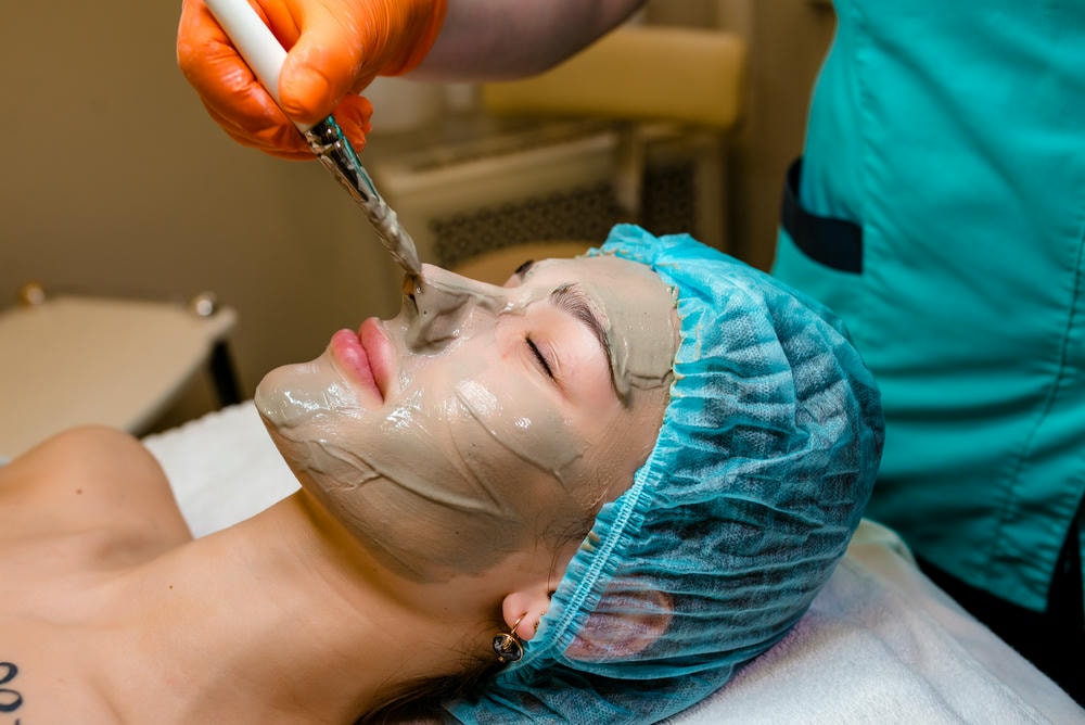 Bức ảnh này khẳng định peel da trị thâm thông qua quy trình peel da được thực hiện bởi chuyên gia da liễu tại thẩm mỹ Lona, dựa trên phân tích chuyên sâu để mang lại làn da mịn màng và tự nhiên.
