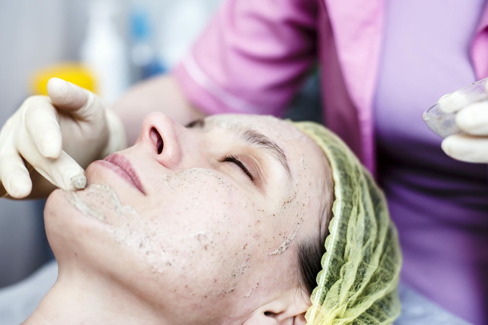 Chuyên gia da liễu thực hiện peel da mụn, sử dụng phương pháp peel da hiện đại kết hợp lột da hóa học, nhằm đảm bảo trị mụn hiệu quả và duy trì quy trình chăm sóc da mụn đầy đủ.