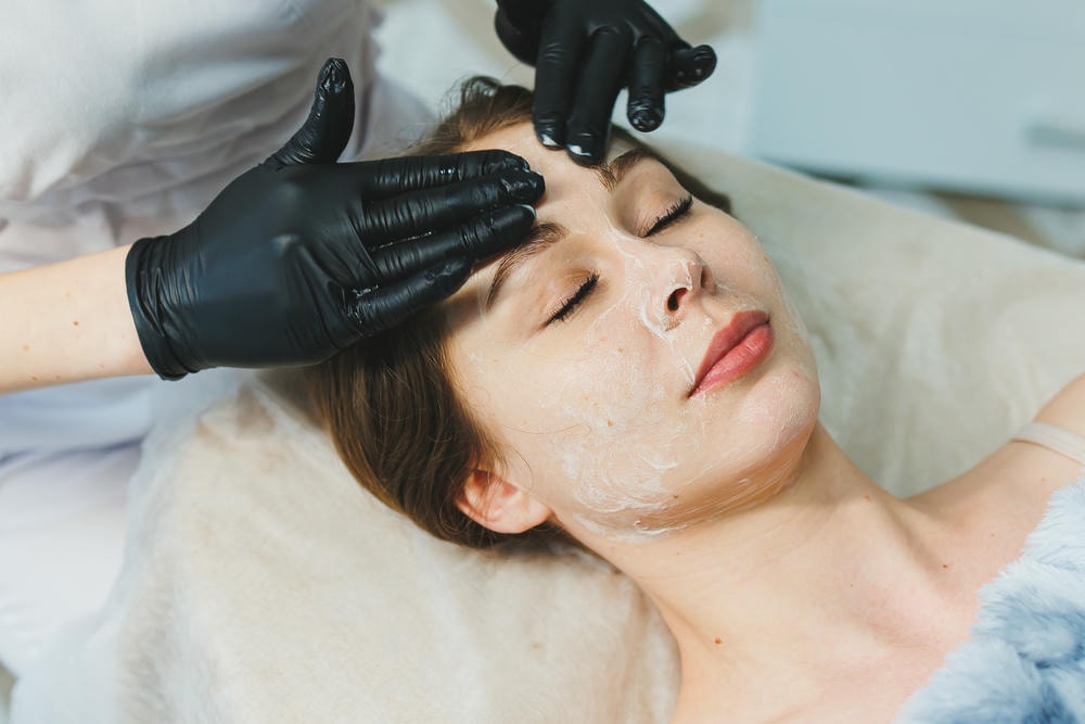 Truyền tải tinh thần của liệu trình peel da trị thâm, quy trình peel da được áp dụng bởi đội ngũ chuyên gia da liễu tại thẩm mỹ Lona, sử dụng phân tích chuyên sâu để xác định tình trạng da và tối ưu hóa kết quả điều trị.