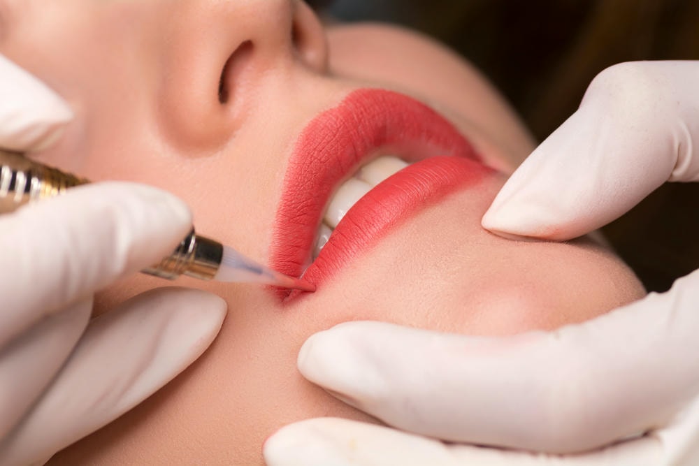 Phun môi collagen được thể hiện rõ qua quy trình mỹ thuật chuyên sâu, giải thích phun môi collagen là gì và nêu bật ưu điểm phun môi collagen cũng như nhược điểm phun môi collagen, kèm theo hướng dẫn chăm sóc sau phun môi collagen đúng chuẩn.