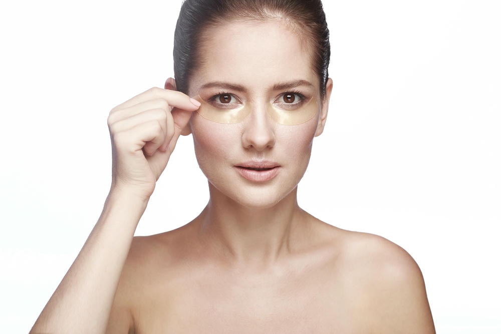 quầng thâm. Mặt nạ cho da mắt. Nữ giới Với miếng dán dưới mắt trên mặt