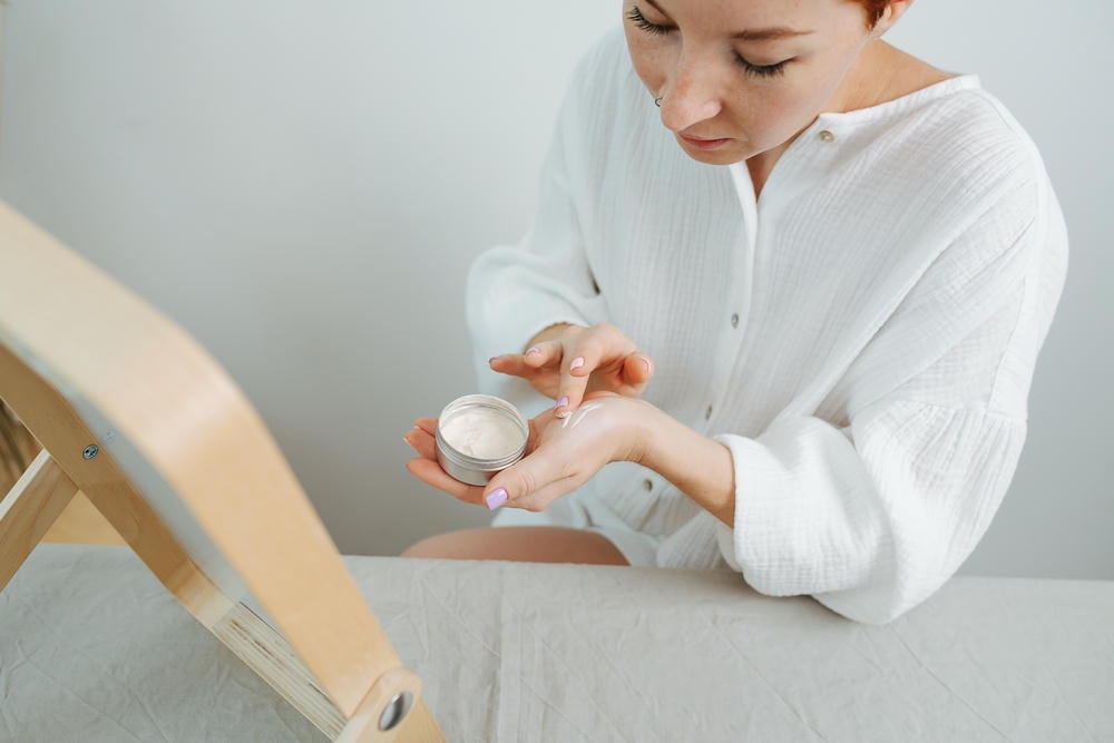 Qua hình ảnh này, quy trình skincare được áp dụng trong chăm sóc da một cách khoa học, mang lại làn da tươi trẻ, làn da sáng mịn và dưỡng da đúng cách.