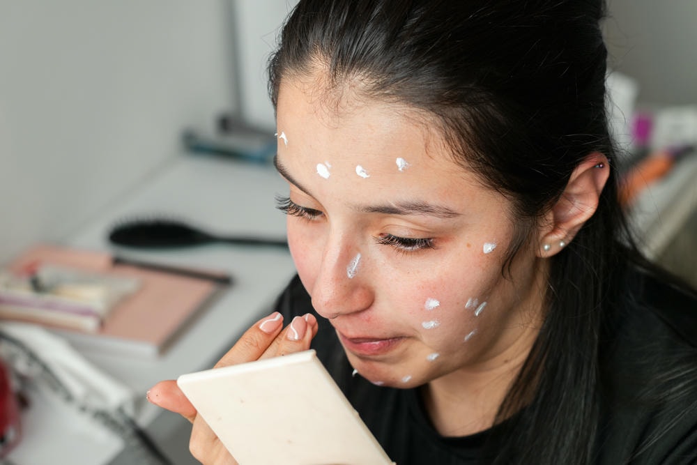 Hình minh họa từ Lona Skin Lab cho thấy kỹ thuật cách sử dụng retinol, được chuyên gia da liễu chứng thực với hiệu quả retinol trị mụn rõ rệt.