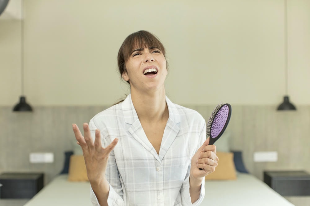 rụng tóc nhiều có sao không. Minh họa tình trạng rụng tóc