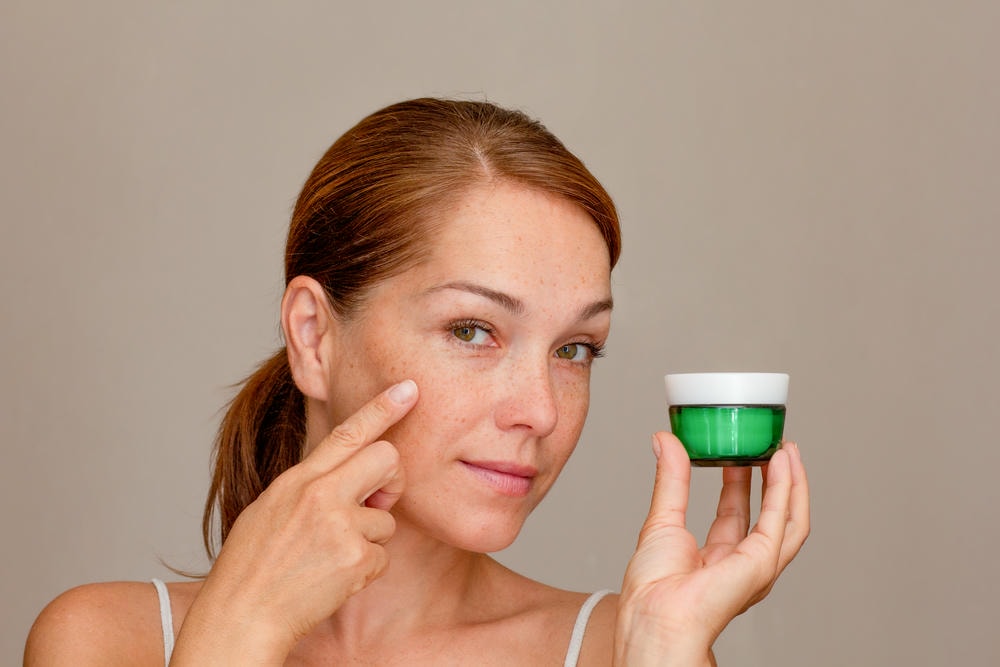 Bức ảnh minh họa sản phẩm trị nám tàn nhang tốt nhất hiện nay từ chuyên gia Lona Skin Lab, thể hiện hình ảnh sản phẩm trị nám tàn nhang đi cùng kem trị nám tàn nhang, serum trị nám tàn nhang và viên uống trị nám tàn nhang nhằm phản ánh quy trình điều trị da chuyên sâu.