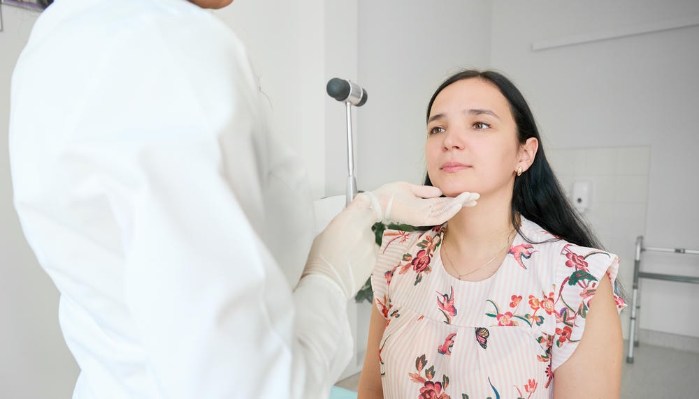 Hình ảnh phản ánh quy trình sau khi tiêm botox thon gọn hàm nên kiêng gì, nơi bác sĩ khéo léo thực hiện kiêng cữ sau tiêm botox và chăm sóc sau tiêm botox dựa trên lời khuyên từ chuyên gia da liễu, minh chứng cho tiêu chuẩn thẩm mỹ Lona.