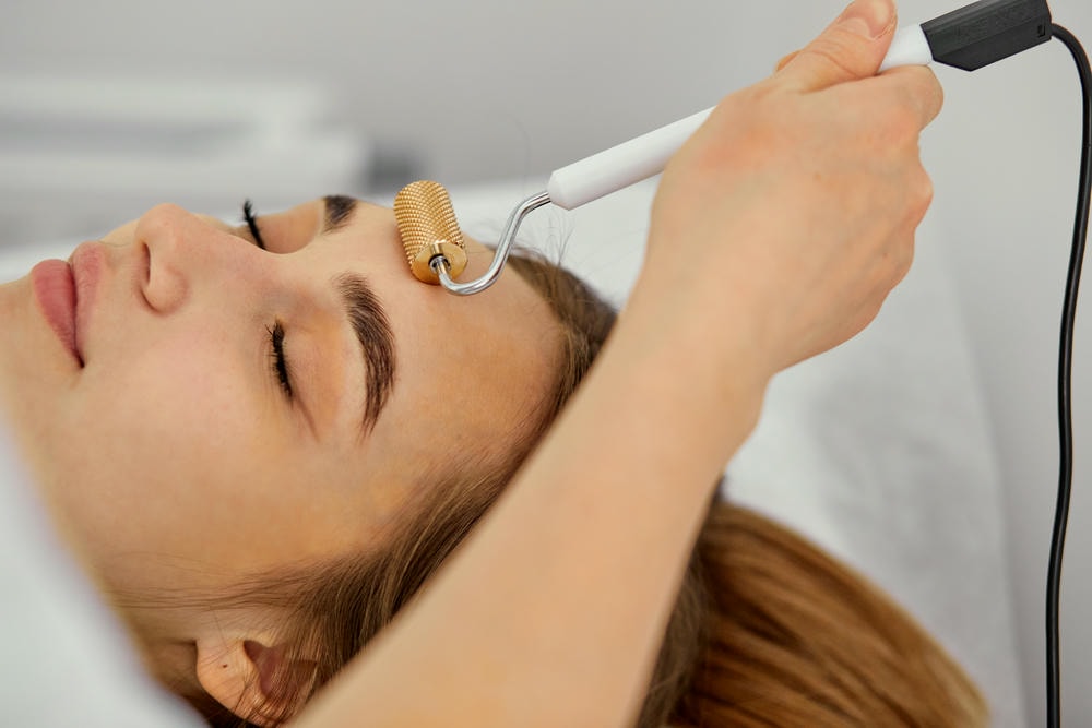Từ góc nhìn của chuyên gia da liễu Lona, khi áp dụng hướng dẫn sau lăn kim đúng cách và chú trọng chăm sóc da sau lăn kim, chúng ta có thể dễ dàng nhận thấy sau lăn kim bao lâu thì da đẹp và lăn kim bao lâu da đẹp, qua đó giúp phục hồi da sau lăn kim toàn diện.