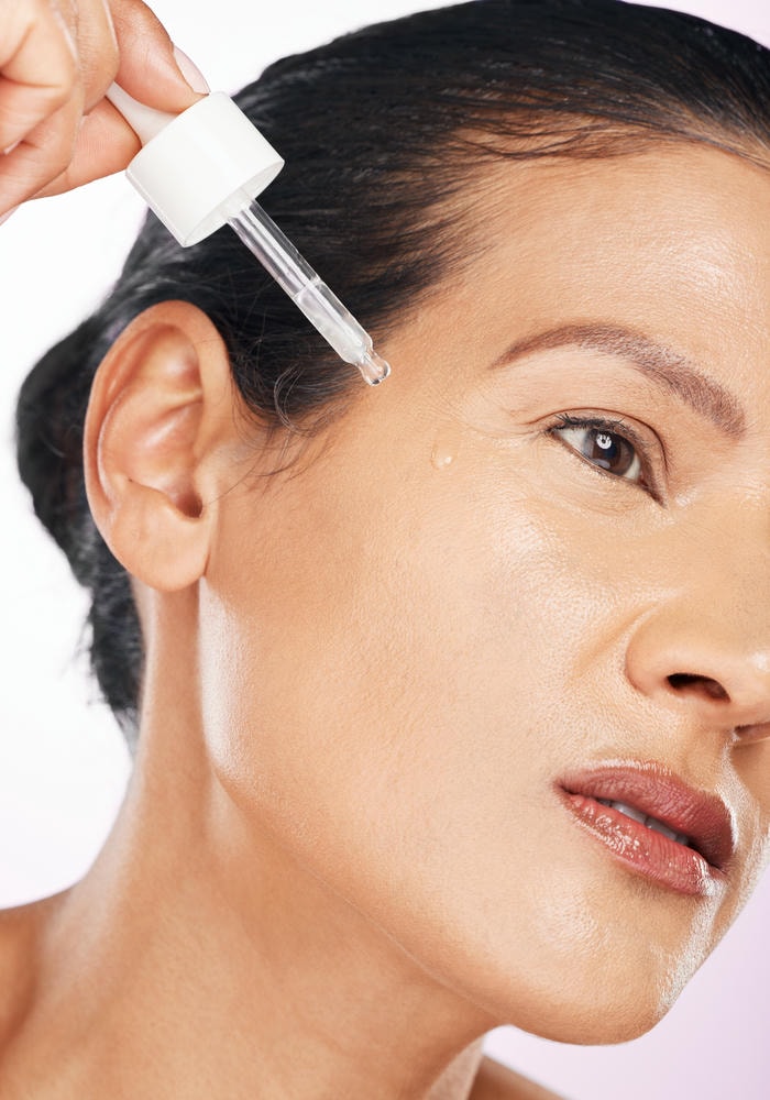 Hình ảnh cho thấy sự đồng hành của serum trị mụn hiệu quả khi kết hợp với serum trị mụn ẩn, góp phần giảm thiểu hiện tượng viêm sưng và giúp da phục hồi tự nhiên.