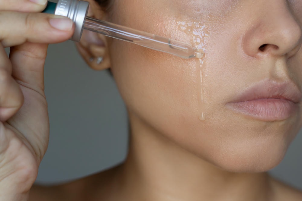 Trong quá trình điều trị, serum nám kết hợp với serum trị nám và kem trị nám được ứng dụng một cách khoa học, đồng thời cách dùng serum trị nám và cách dùng kem trị nám được hướng dẫn tỉ mỉ, đây là lựa chọn serum trị nám lý tưởng cho làn da nhạy cảm.