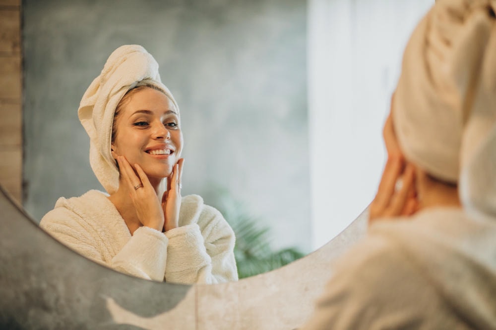 Hình ảnh thể hiện skincare nano cùng quy trình skincare nano tiên phong, nơi công nghệ nano trong chăm sóc da được chuyên gia da liễu thẩm mỹ Lona tin dùng, minh họa rõ ràng lợi ích của skincare nano và ứng dụng công nghệ nano trong mỹ phẩm cho làn da trẻ trung.