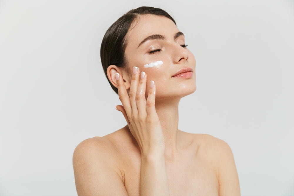 Bức ảnh tỉ mỉ của skincare nano kết hợp quy trình skincare nano, thể hiện sự đột phá của công nghệ nano trong chăm sóc da dưới sự dẫn dắt của chuyên gia da liễu thẩm mỹ Lona, qua đó chứng minh lợi ích của skincare nano và ứng dụng công nghệ nano trong mỹ phẩm chất lượng cao.