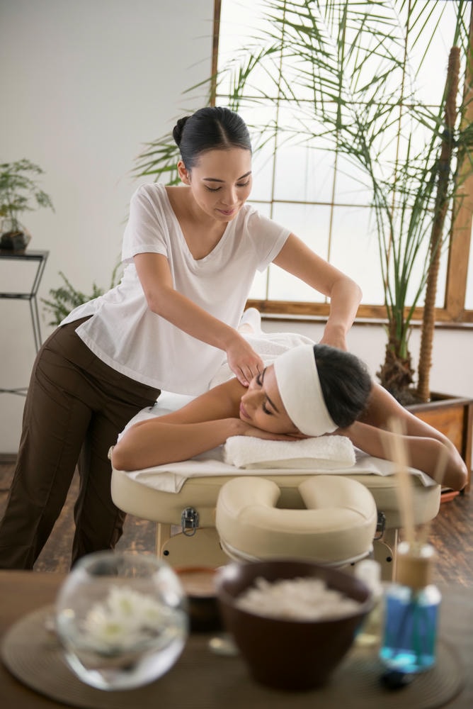 Ảnh chụp spa cho thấy quy trình massage chuyên nghiệp tại spa, mang đến cảm giác thư giãn tối đa cho khách hàng spa.