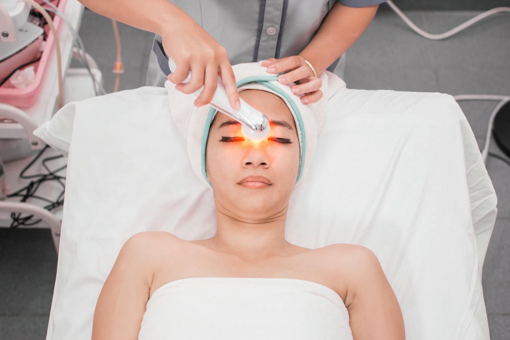 spa trị mụn ở Hậu Giang. Người phụ nữ đang thực hiện quy trình nâng cơ bằng tần số vô tuyến (RF)
