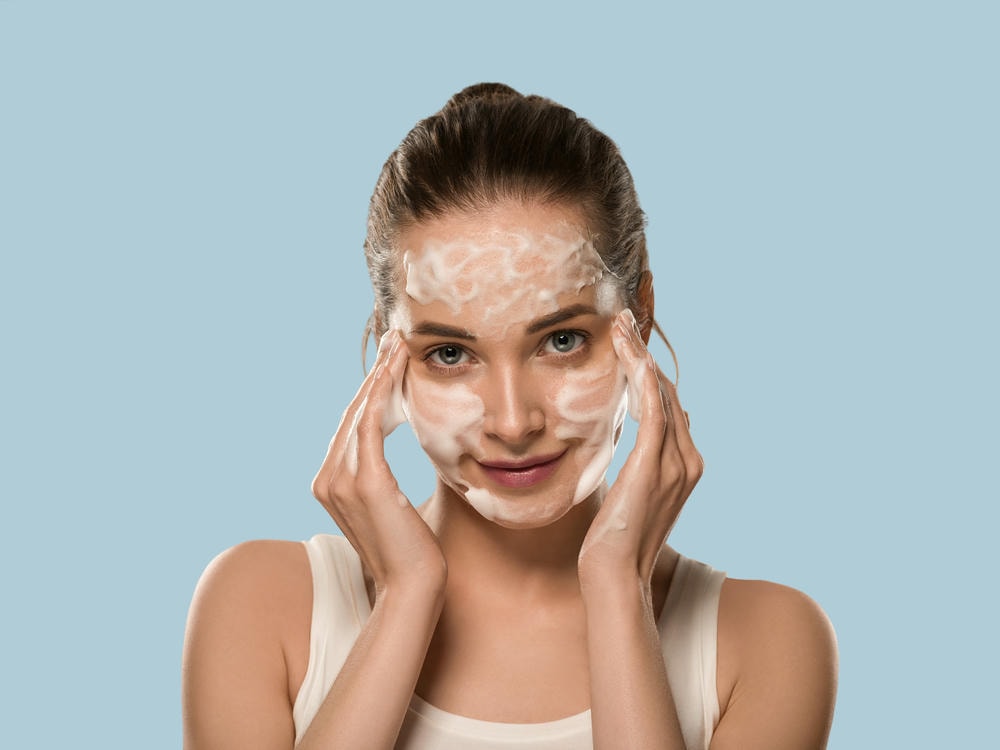 Lona Skin Lab chuyên gia da liễu khẳng định rằng việc sử dụng sữa rửa mặt cho da dầu mụn, sữa rửa mặt kiềm dầu và sữa rửa mặt trị mụn là giải pháp tiên tiến cho làn da nhờn và có mụn.