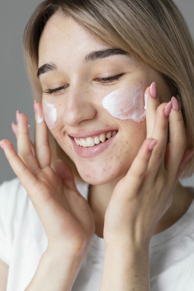 Chuyên gia da liễu của Lona Skin Lab khuyên rằng sữa rửa mặt cho da dầu mụn, sữa rửa mặt kiềm dầu và sữa rửa mặt trị mụn là giải pháp tối ưu cho các vấn đề của da dầu mụn.