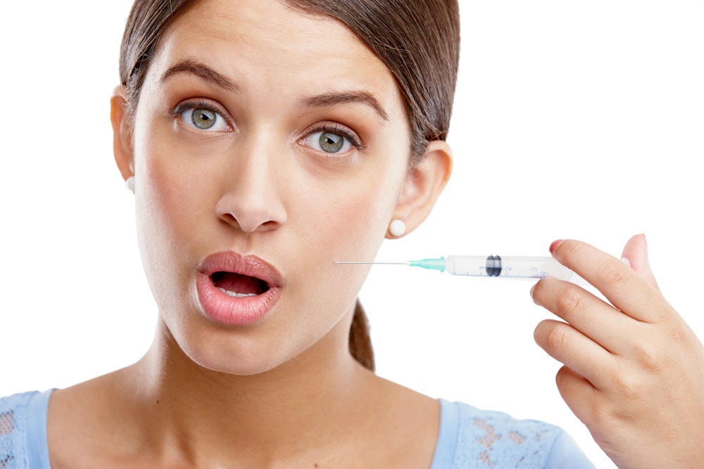 Qua hình ảnh minh họa, tác hại tiêm botox thon gọn mặt có thể dẫn đến các tác dụng phụ tiêm botox thon gọn mặt không mong muốn nếu không được kiểm soát kỹ thuật, đòi hỏi sự cẩn trọng trong quá trình thực hiện.