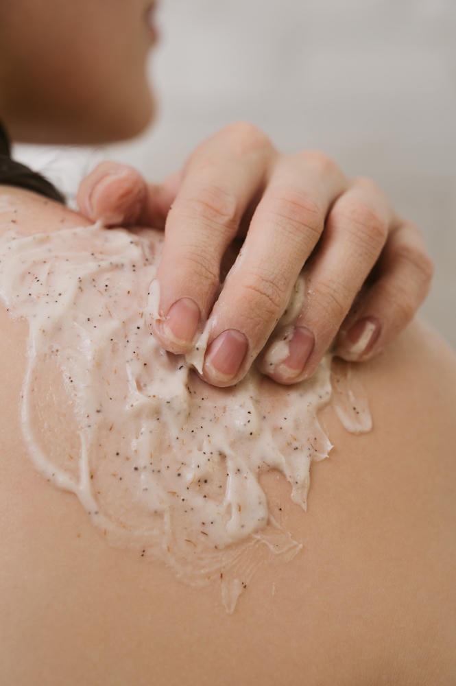Với quy trình tẩy tế bào chết body chuyên sâu, bí quyết chăm sóc da được áp dụng bởi chuyên gia da liễu tại dịch vụ spa Lona mang đến trải nghiệm làm đẹp tại nhà chuyên nghiệp và hiệu quả.