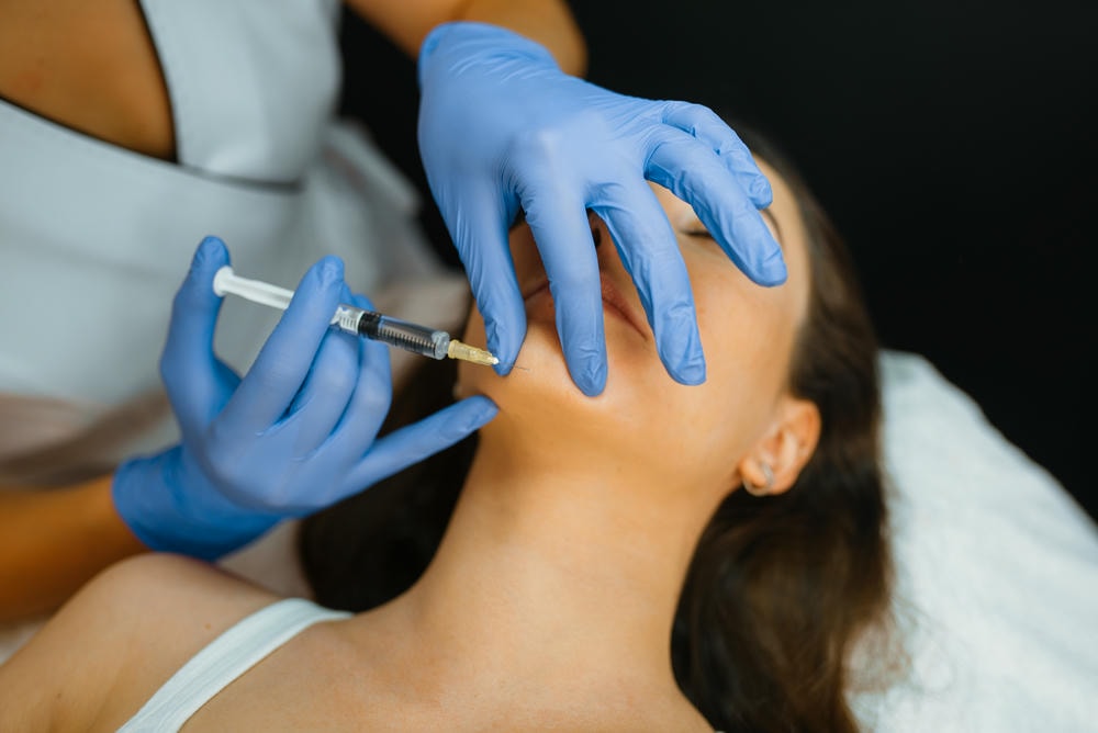 Với quy trình điều trị tiên tiến, teoxane và Teoxane được chứng minh là giải pháp an toàn và hiệu quả trong việc làm đầy nếp nhăn, tạo sự trẻ trung cho làn da.