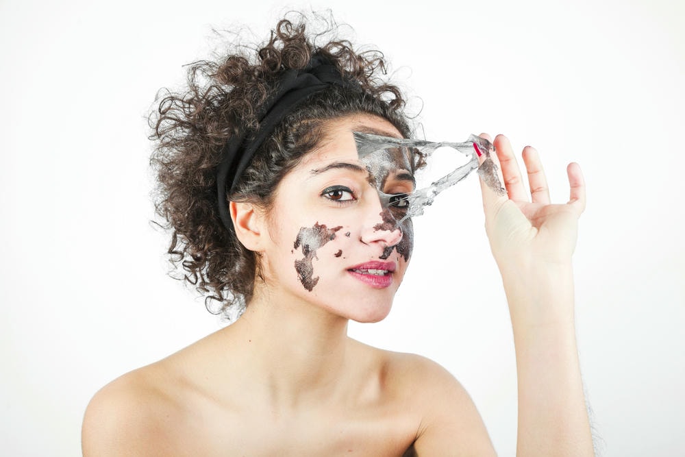 thay da sinh học. Người phụ nữ đang dùng serum