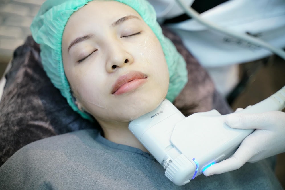 Qua hình ảnh, Thermage khẳng định là gì trong y học thẩm mỹ khi công nghệ trẻ hóa da kết hợp sóng RF, mang lại hiệu quả trẻ hóa da không xâm lấn và giúp nâng cơ mặt một cách an toàn.