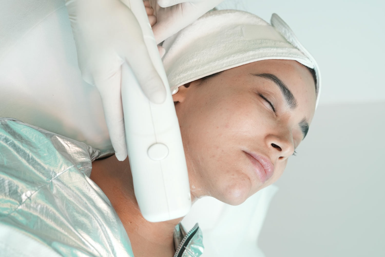 Hình ảnh minh họa cách Thermage hoạt động qua công nghệ trẻ hóa da giúp trẻ hóa da không xâm lấn bằng việc sử dụng sóng RF nhằm nâng cơ mặt, thể hiện sự hiện đại của liệu trình này.