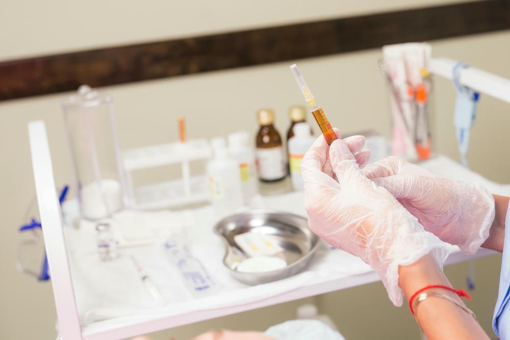 tiêm botox giá bao nhiêu. Cận cảnh bàn tay cầm đồ vật
