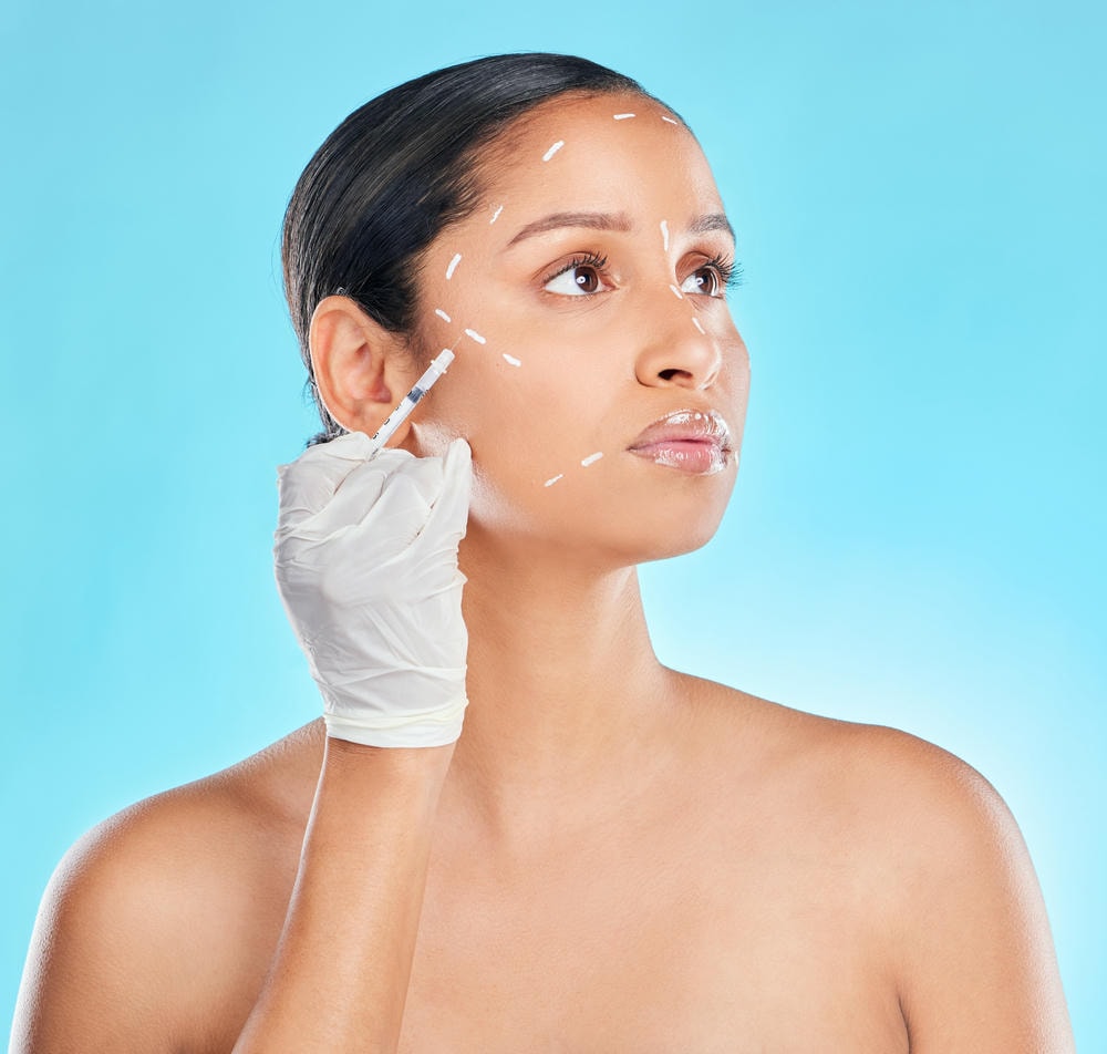 Qua hình ảnh rõ nét, quá trình tiêm botox được thực hiện bởi chuyên gia da liễu theo hướng dẫn 'tiêm botox kiêng gì', với việc kiểm duyệt các kiêng kỵ sau tiêm botox cùng việc chăm sóc sau tiêm botox và lưu ý sau tiêm botox nhằm đạt được kết quả thẩm mỹ an toàn.