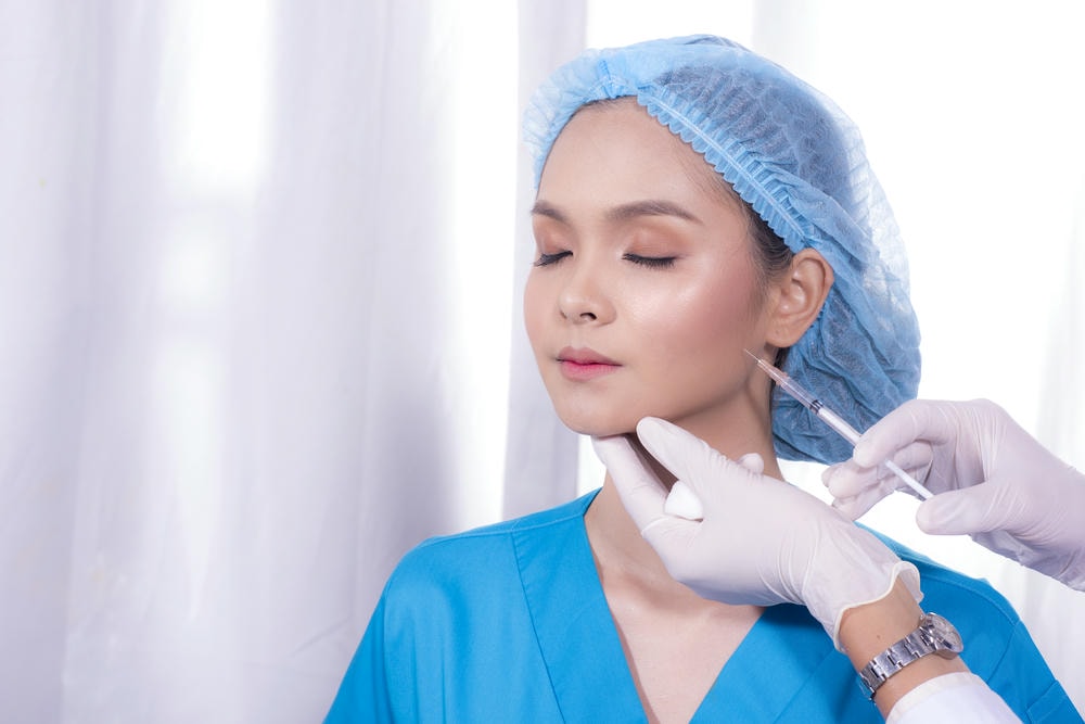tiêm botox gọn hàm bao lâu thì gọn. Tiêm minh họa vào vị trí cho phẫu thuật thẩm mỹ khuôn mặt