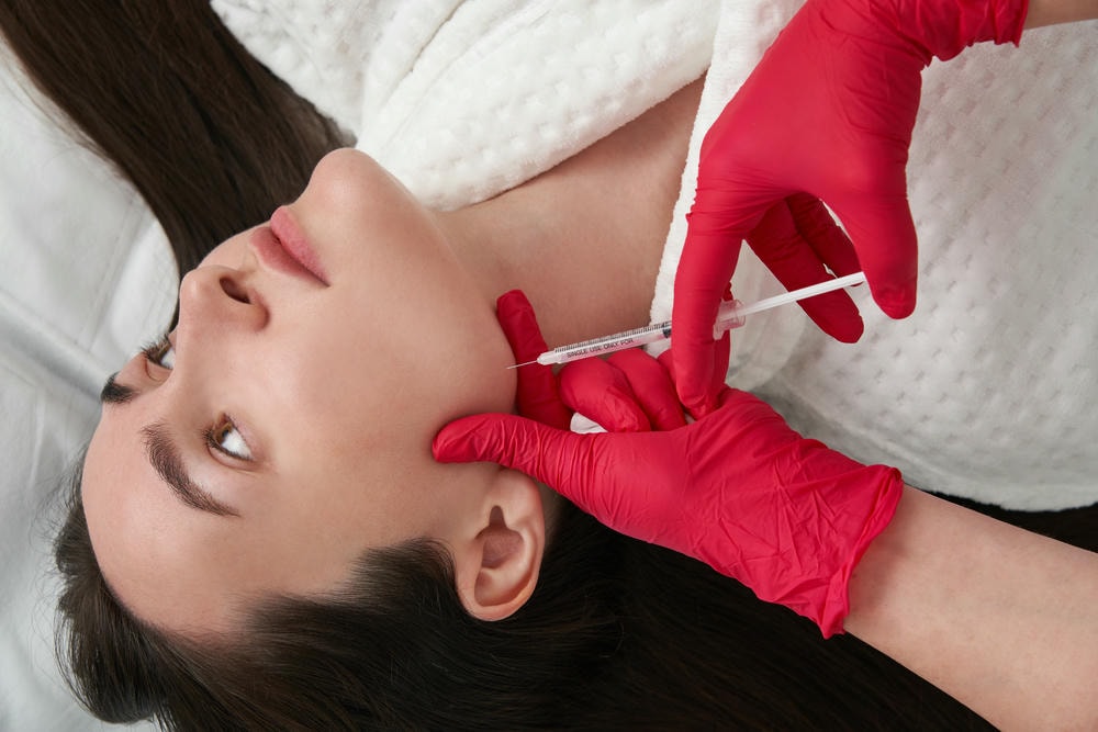 Chuyên gia da liễu trình bày tiêm botox giá bao nhiêu và chi phí tiêm botox, qua đó đánh giá rõ ràng giá tiêm botox, tiêm botox thon gọn hàm và tiêm botox xóa nếp nhăn một cách an toàn.