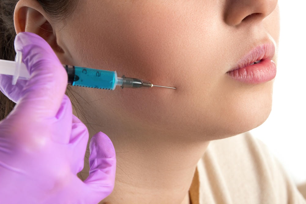 Hình ảnh cho thấy quá trình tiêm botox gọn hàm được xem là công cụ ưu việt của các chuyên gia da liễu thẩm mỹ tại Lona Skin Lab, sử dụng phương pháp thon gọn hàm nhằm tối ưu hóa hiệu quả botox thẩm mỹ.