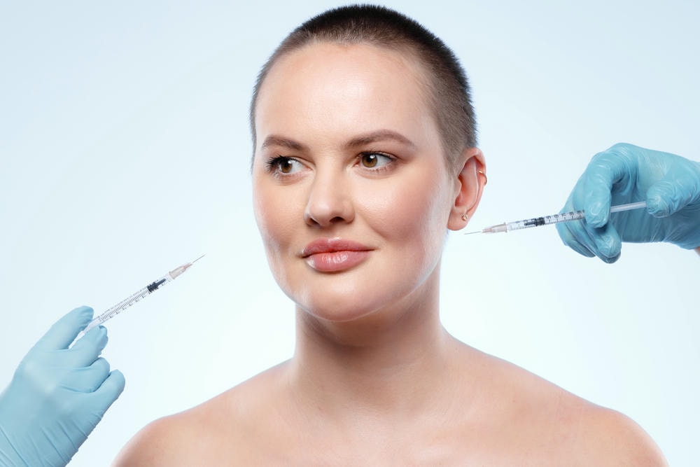 Bức ảnh này thể hiện quy trình tiêm botox hạ gò má được thực hiện bằng kỹ thuật tiêm botox tân tiến dưới sự giám sát của chuyên gia da liễu thẩm mỹ, mang lại hiệu quả tiêm botox vượt trội và đảm bảo an toàn tiêm botox tuyệt đối.