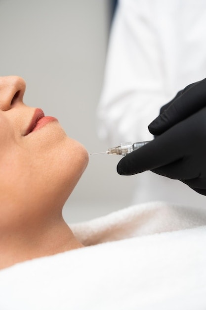 Minh họa kỹ thuật tiêm cằm V-line, với tiêm nọng cằm, tiêm filler cằm và tiêm botox nọng cằm được thực hiện bởi chuyên gia, đảm bảo an toàn trong thẩm mỹ không phẫu thuật.